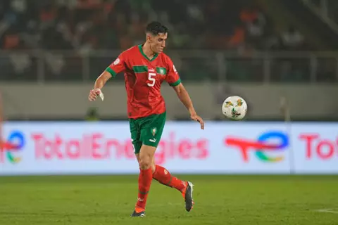 في المطار.. تقارير: مشجع يعتدي على أكرد قبل انضمامه لمنتخب المغرب